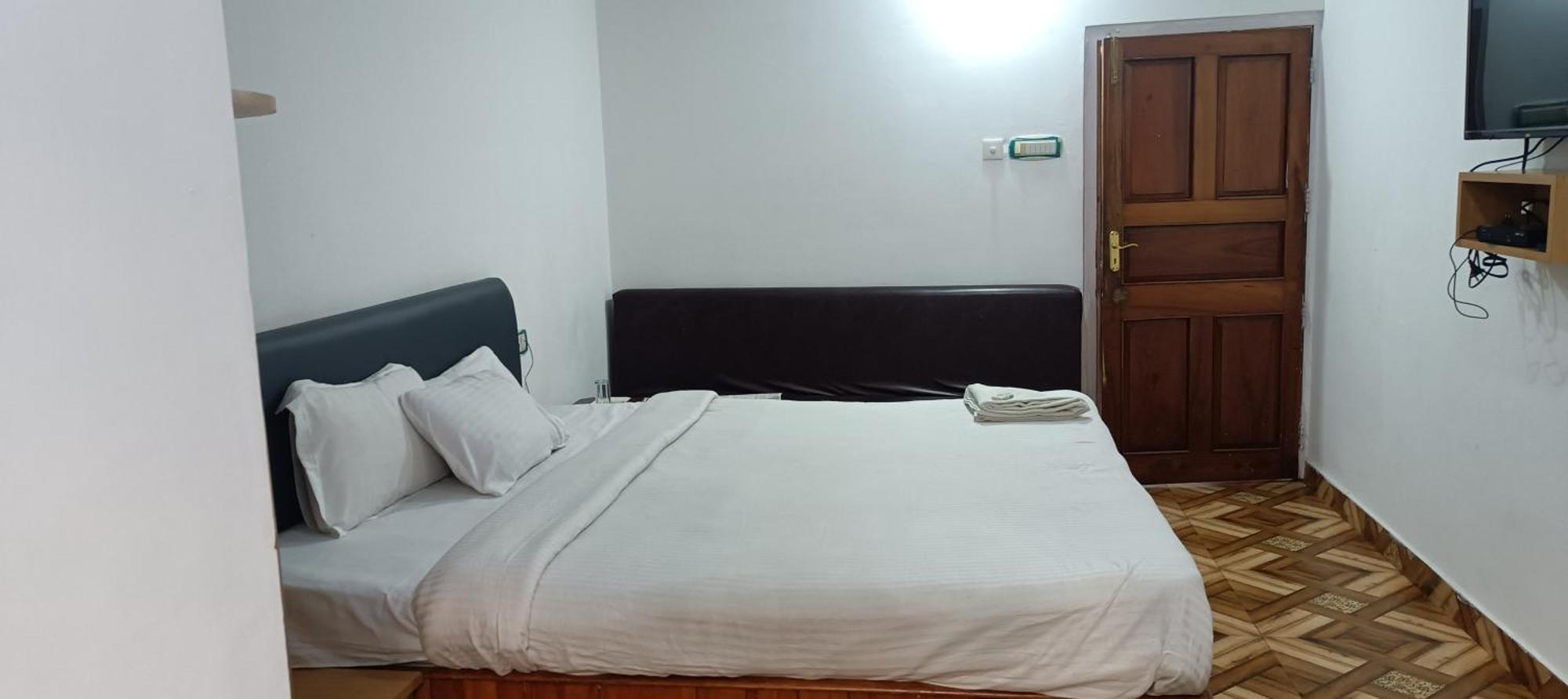 Hotel Assembly Шилонг Екстериор снимка